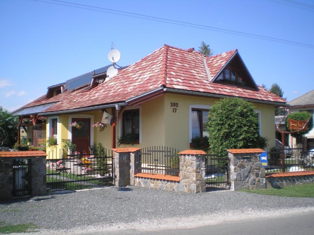 赫拉布斯普里瓦贝娅塔民宿的红色屋顶的黄色小房子