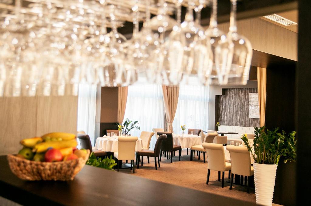 帕蒂赞斯克AZUL Hotel & Restaurant Partizánske的用餐室配有桌椅和酒杯