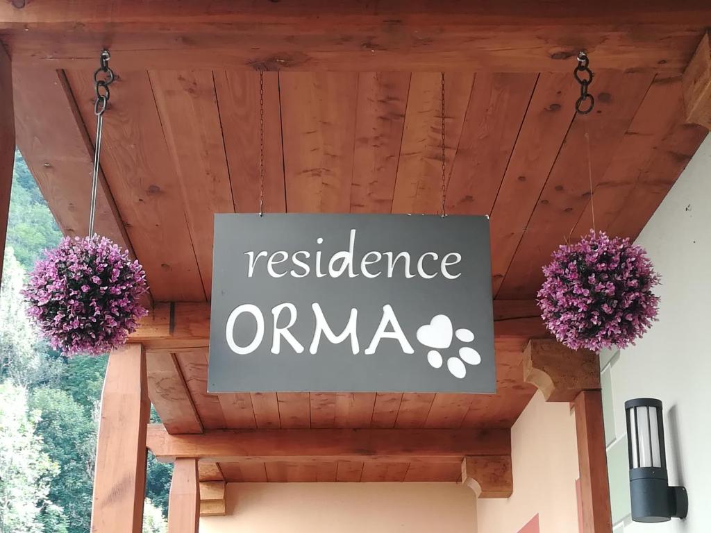 阿兰尼亚·瓦尔塞西娅Residence Orma的悬挂在天花板上的阻力的标志