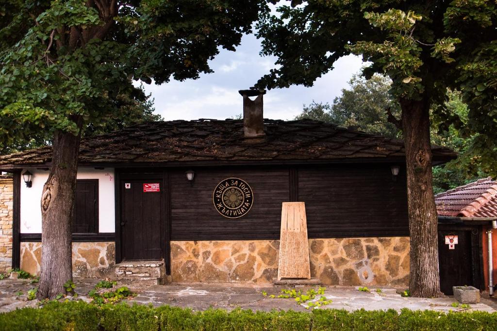KostenkovtsiКъща за гости "Жълтицата"的一座有烟 ⁇ 的建筑