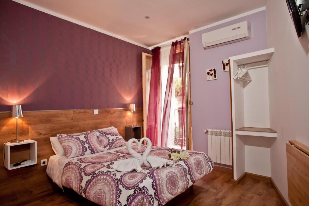 马德里阿贝尔维多利亚诺旅馆的一间卧室配有一张带两个天鹅的床