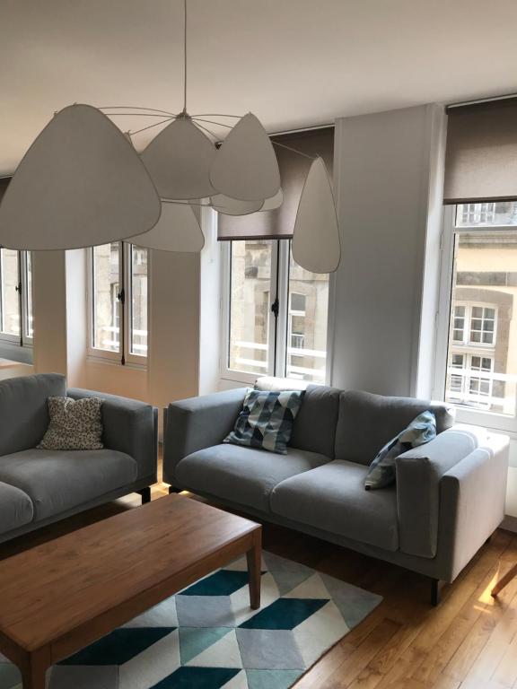 圣马洛Appartement de charme的客厅配有两张沙发和一张咖啡桌