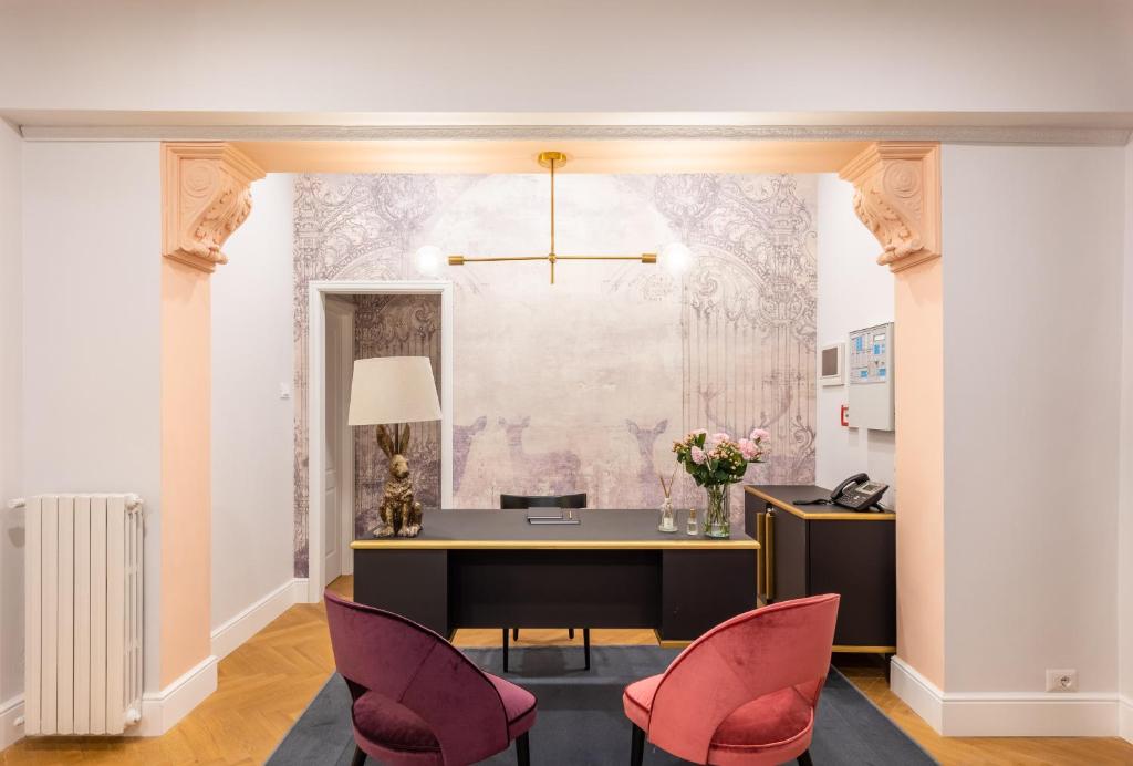 佛罗伦萨3110 ArtHotel的一间办公室,里面配有粉红色的椅子和书桌
