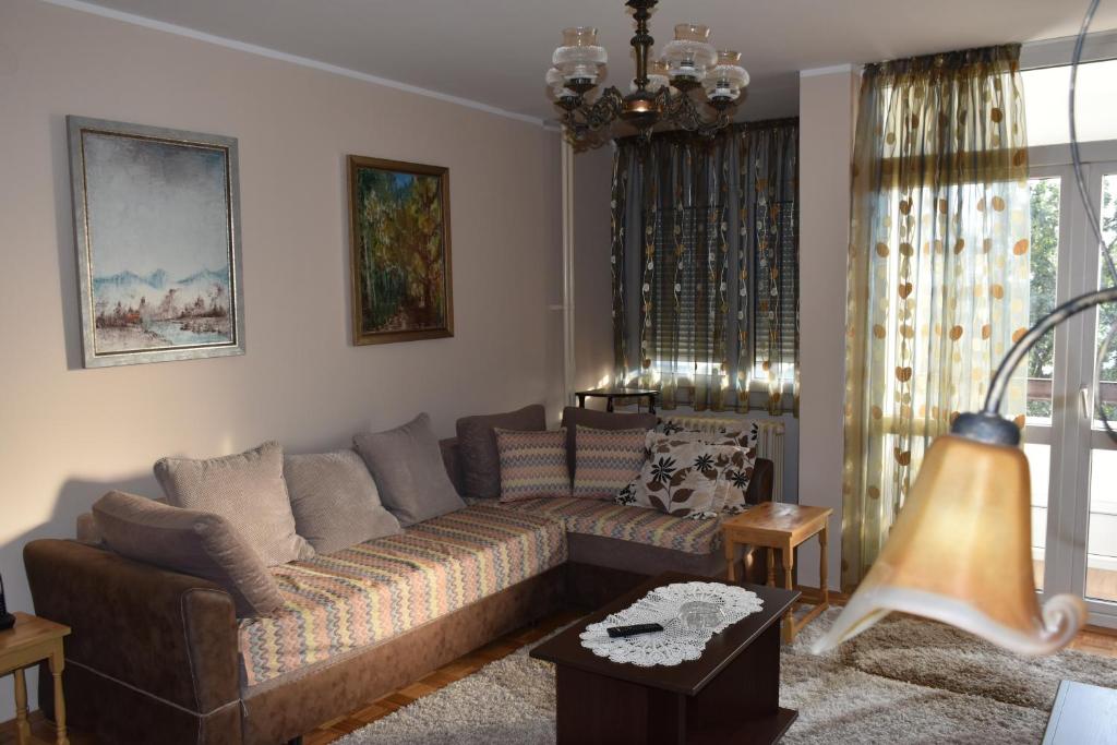Tošin BunarPrizma的客厅配有沙发和桌子