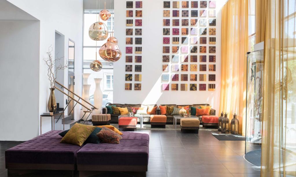 斯德哥尔摩贝斯特韦斯特时代酒店的中间设有带紫色沙发的客厅