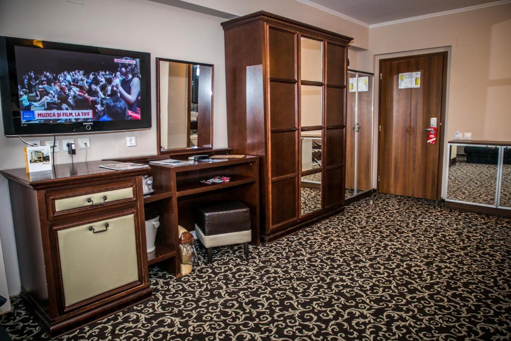 康斯坦察梅加罗斯酒店的带电视的客厅和大房间。