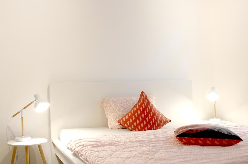 博帕德Gemütlich und Zentral in Boppard的一间卧室配有一张带两个枕头的床