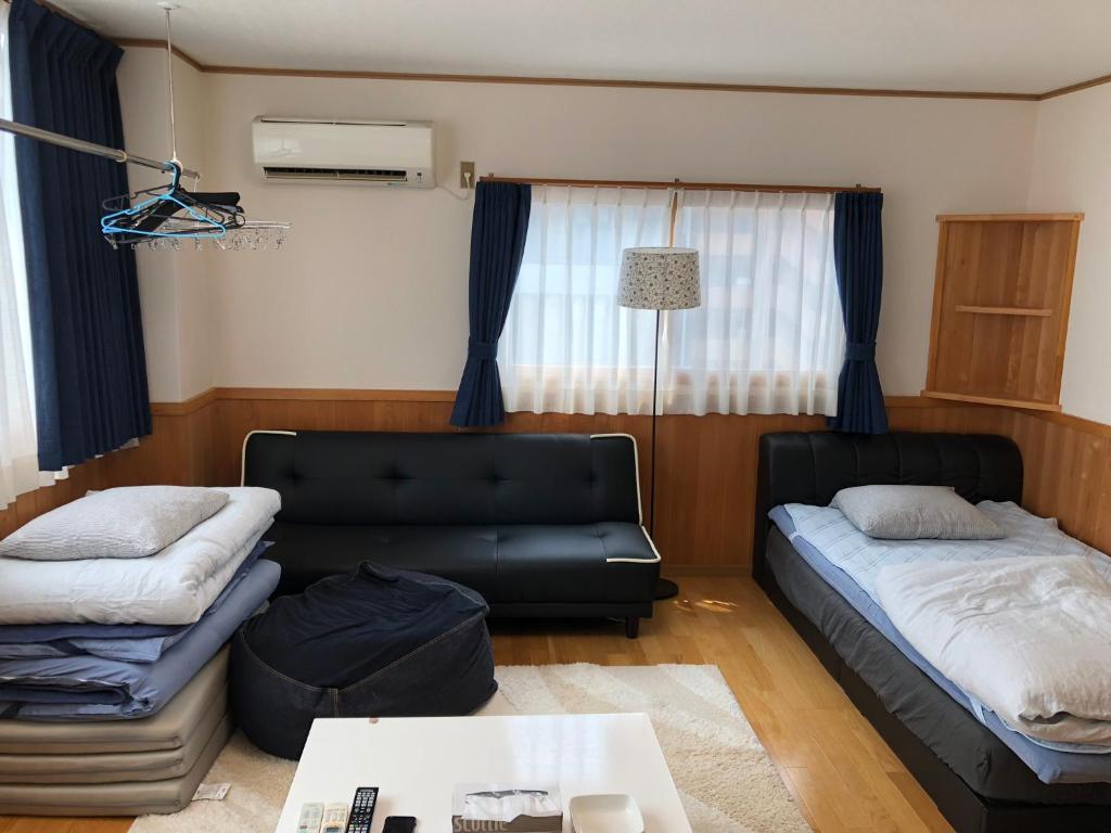 仓敷库拉世机贝斯旅馆的客厅配有沙发和1张床