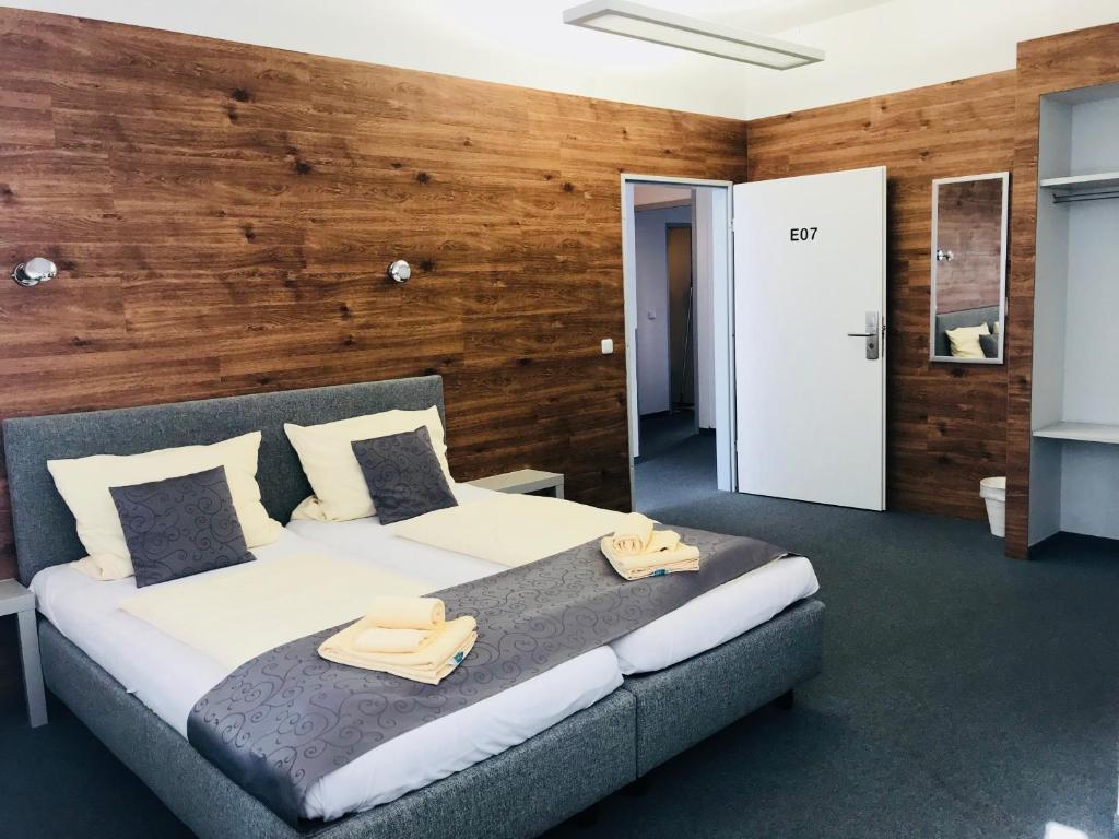 慕尼黑科里奥慕尼黑市酒店的一间卧室配有一张大床和两条毛巾