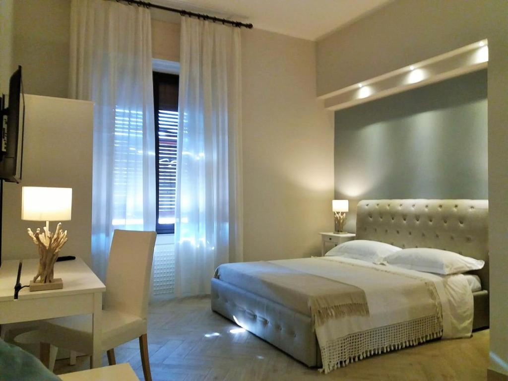 卡塔尼亚B&B Oriental Palace的一间卧室配有一张床、一张桌子和一张书桌