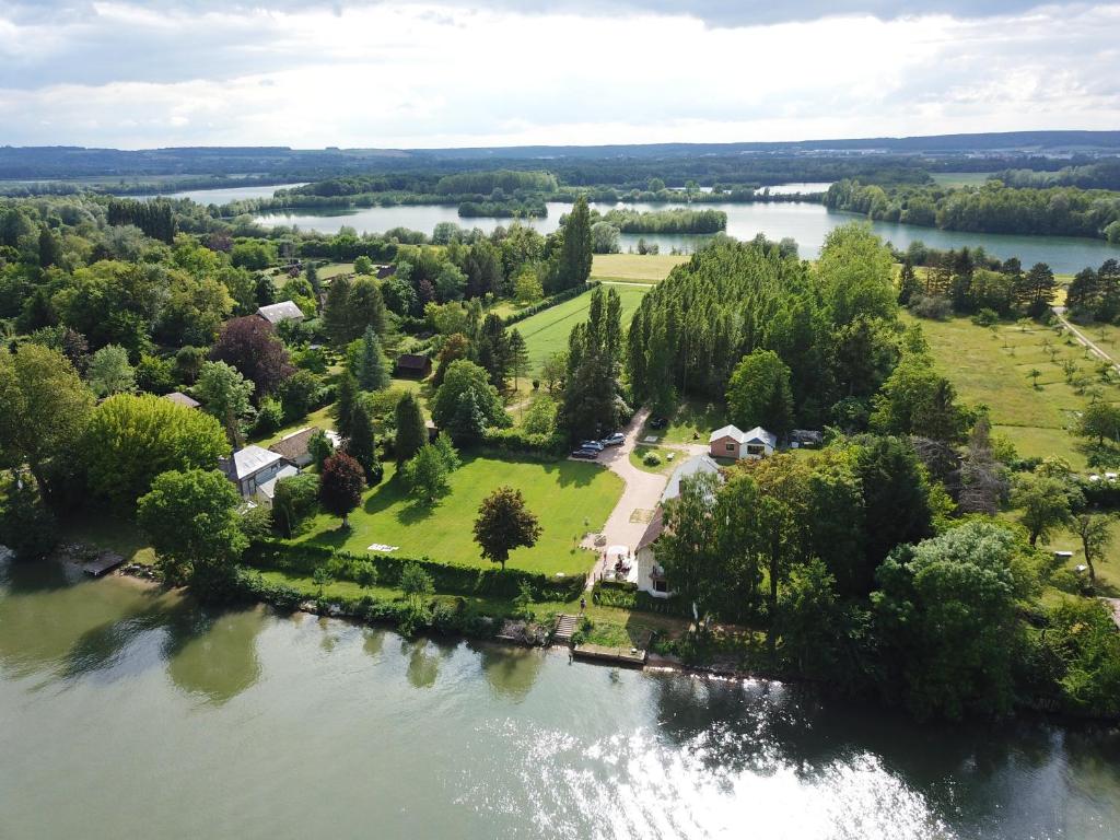 Tournedos-sur-SeineClairseine的河流上岛屿上房屋的空中景观
