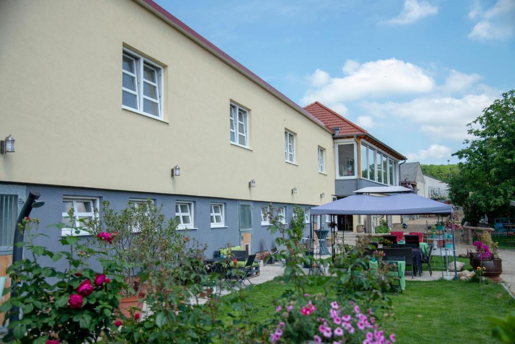 Deutsch HaslauRanchzimmer am Hippo-Campus Reit- und Therapiezentrum的前面有花园的房子