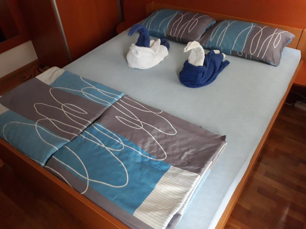 弗尔尼亚奇卡矿泉镇Apartment Hedonic的一张带两个枕头和毯子的床