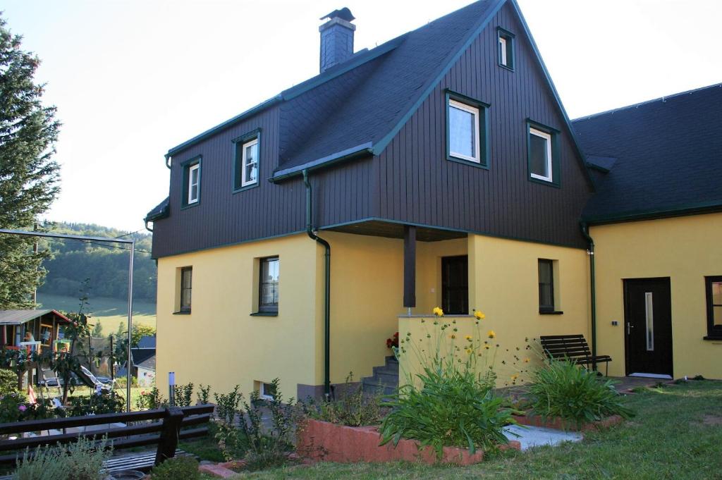 库洛特塞芬Zum-Seiffener-Sprengmeister的黑色的黄色房子,有黑色的屋顶