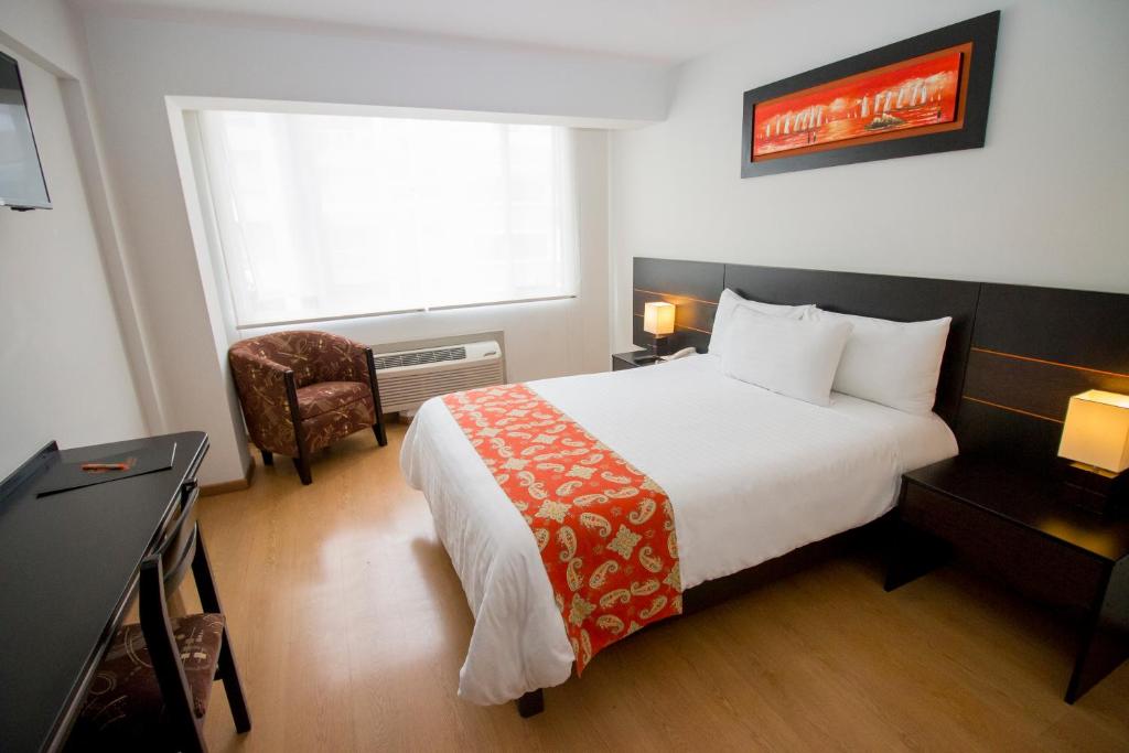 利马布里塔尼亚米拉弗洛雷斯酒店的酒店客房设有床和窗户。