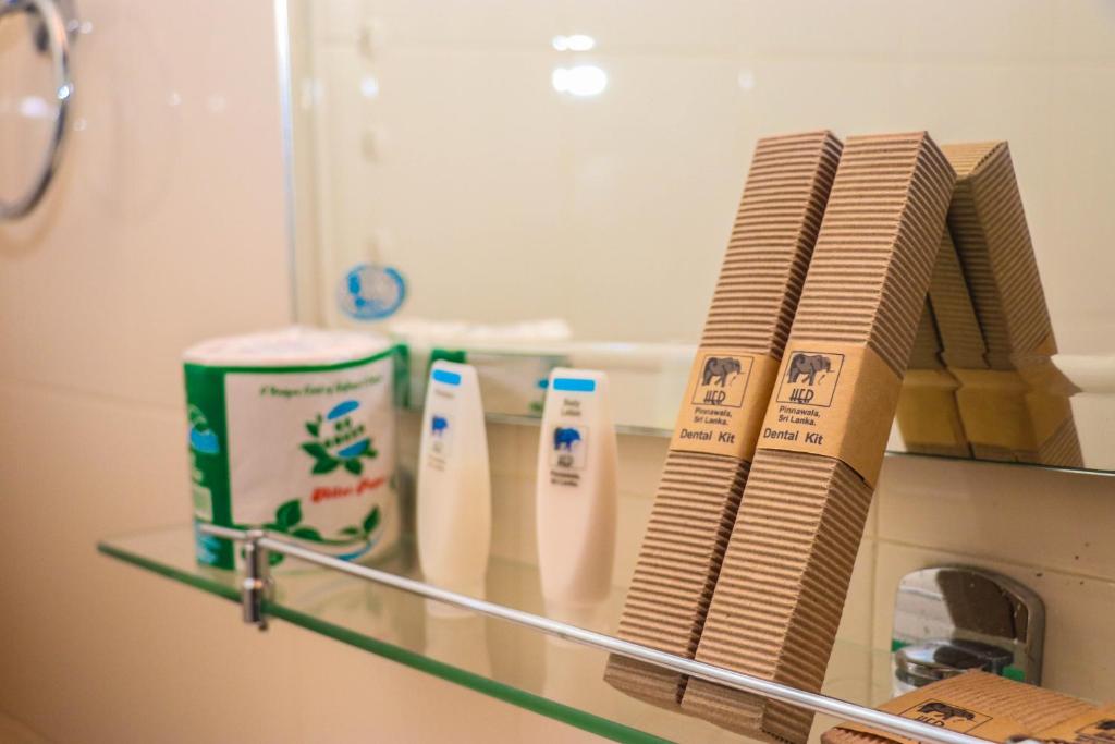 平纳瓦拉大象湾酒店的一个带三牙刷和镜子的架子