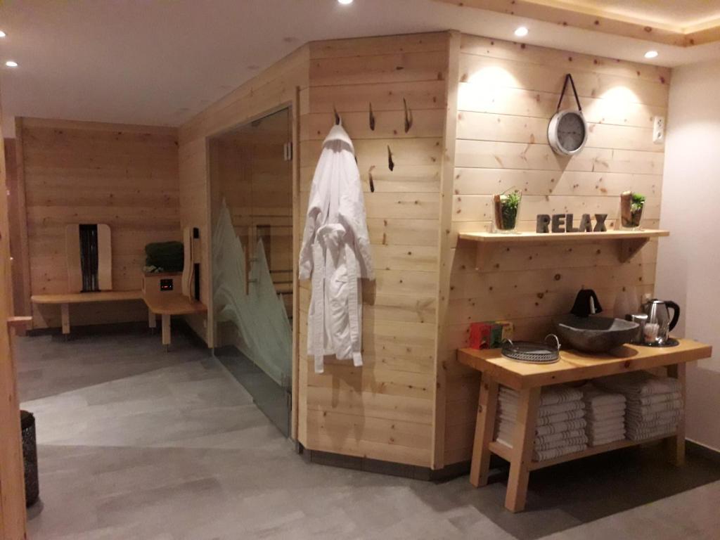 齐勒谷地里德Appartement Catrin mit Wellnessbereich und Aroma-Anwendungen的一间设有木墙的房间,上面有一条毛巾