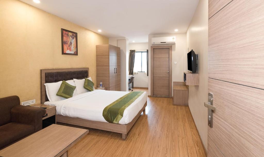 贾姆谢德布尔Treebo Trend Pal Comfort的酒店客房,配有床和沙发