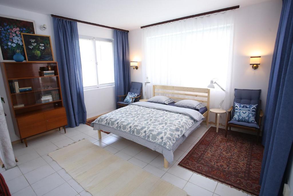 森特什Sára Vendégház的一间卧室设有一张床和一个大窗户