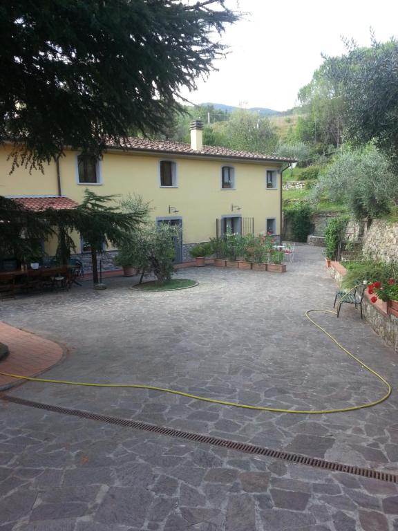 普拉托vacanza nel verde的庭院中一座黄色软管的建筑