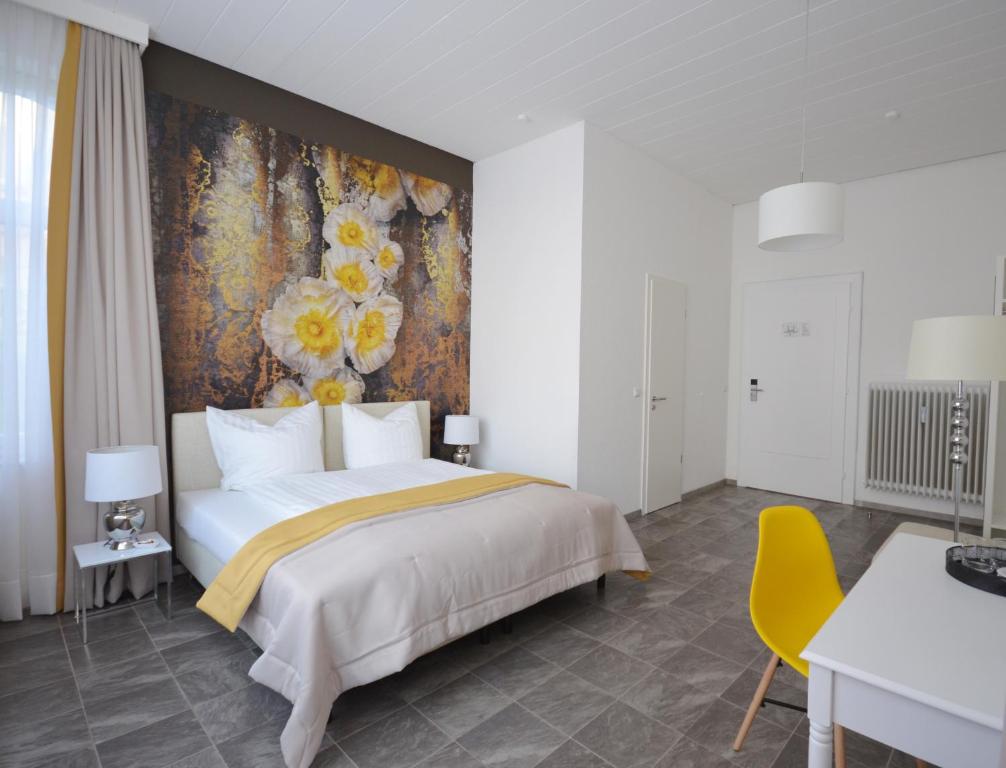 汉诺威Hotel Reverey * kontaktloser Self Check-In *的一间卧室设有一张带花卉墙壁的大床