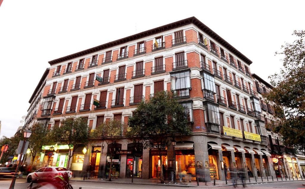 马德里西塞拉诺斯旅馆的街道拐角处的大建筑