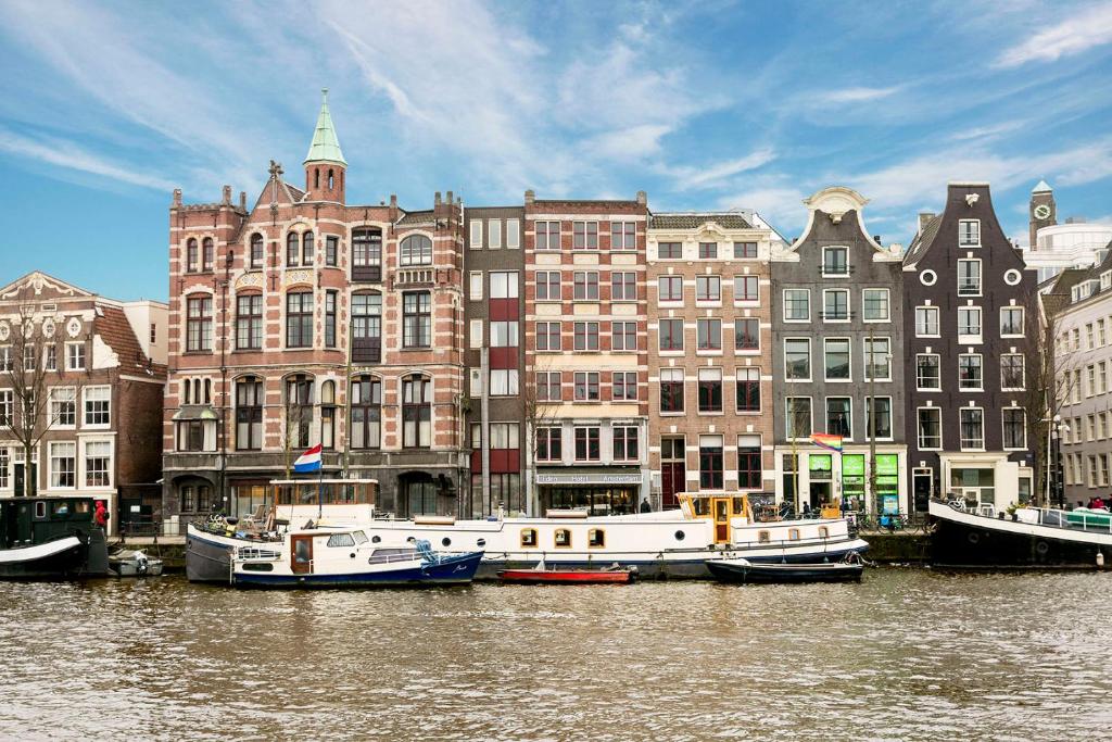 阿姆斯特丹Eden Studios and Apartments的一群船停靠在水面上,在建筑物前