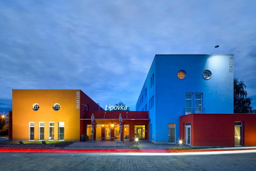 霍多宁Lipovka penzion的一座蓝色和橙色的建筑