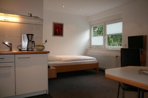 科隆豪斯公寓的小房间设有床和厨房