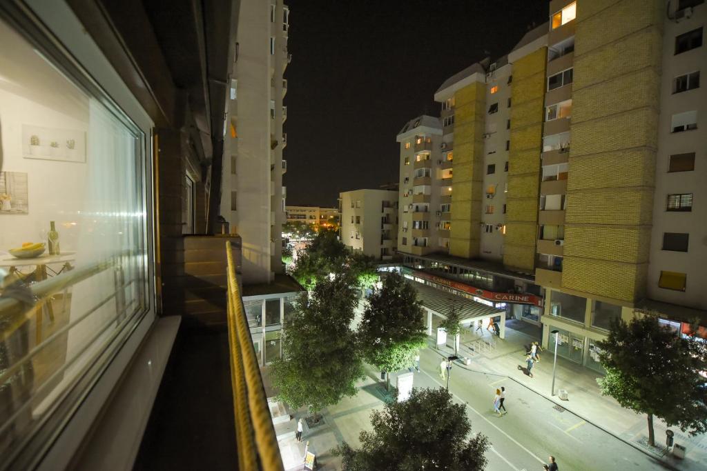 波德戈里察Korzo apartmani的夜晚从城市的窗户欣赏美景