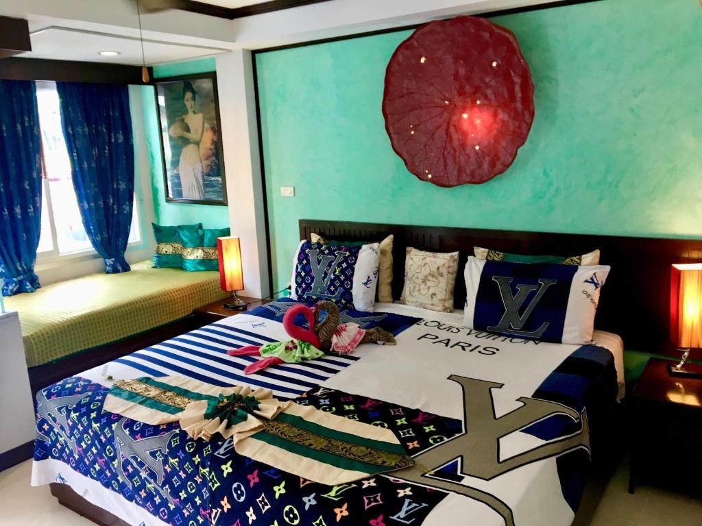卡塔海滩玛尔之家旅馆的一间卧室配有一张蓝色墙壁的床