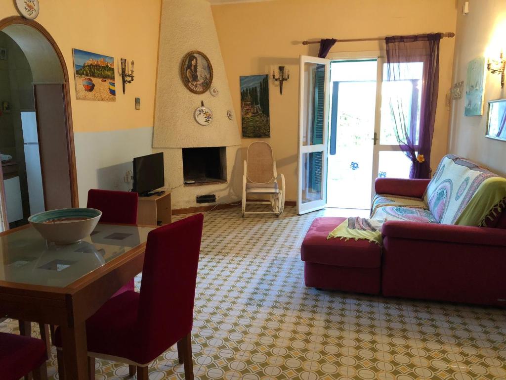 冯塔尼比安奇Villa Mariapia的客厅配有沙发和桌子