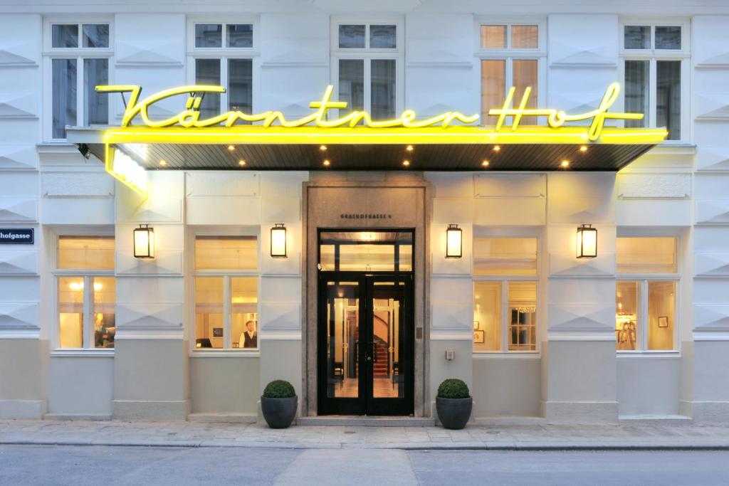 维也纳卡爱娜霍夫酒店的酒店前门上有一个 ⁇ 虹灯标志