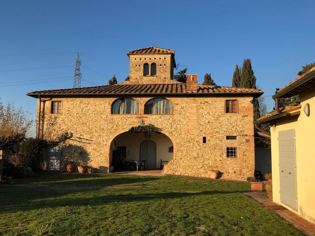 马西亚拉Casa di Romano, La Piazzetta的享有带塔楼的大型砖砌建筑的外部景色