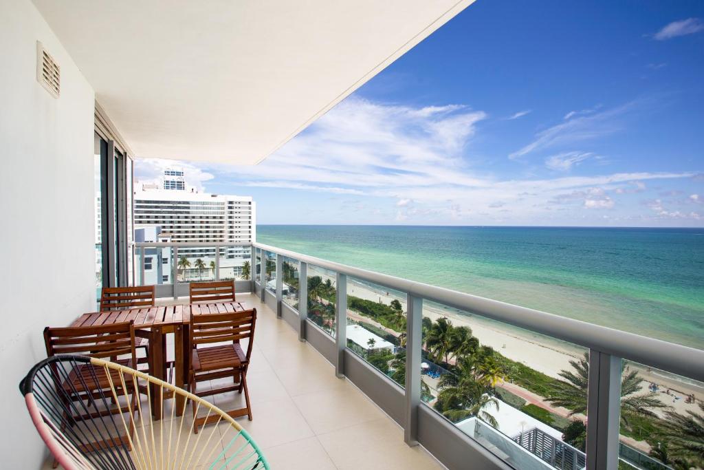 迈阿密海滩迈阿密假期蒙特卡洛公寓的阳台配有椅子,享有海景。