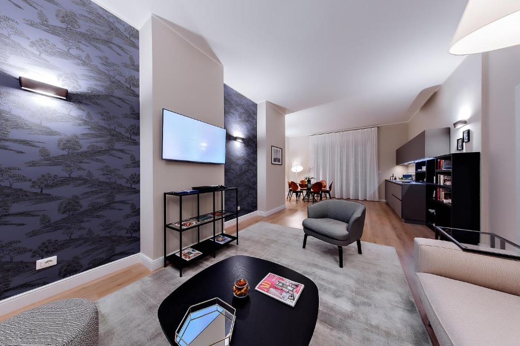 米兰CLC米兰曼佐尼公寓的客厅配有沙发和桌子