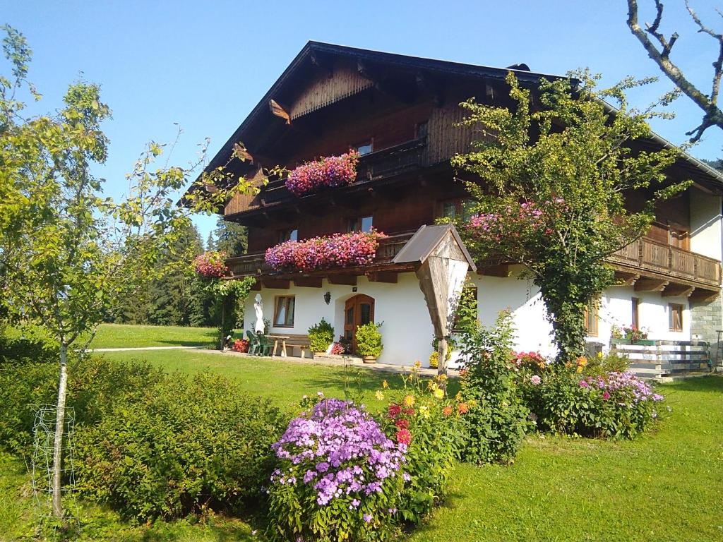 伊特尔Bauernhof Hintenberg的前面有鲜花的房子
