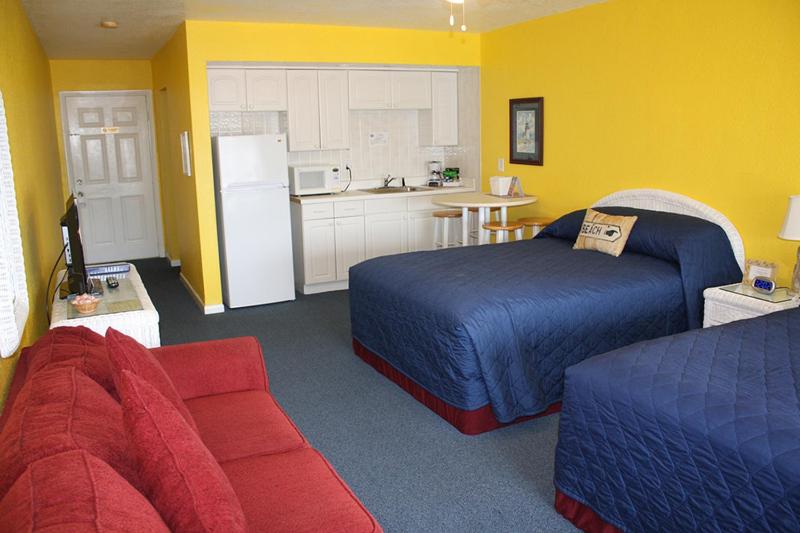 克利尔沃特赤脚湾度假汽车旅馆的酒店客房带两张床和厨房
