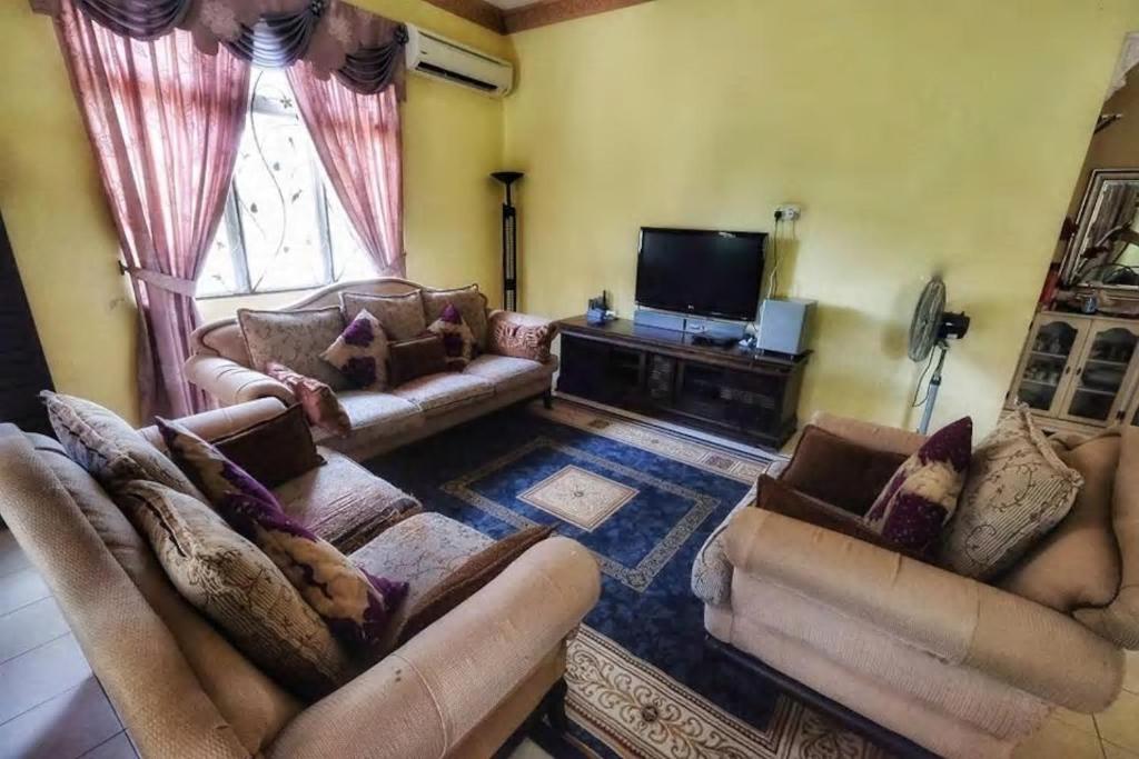 芙蓉Homestay Jasmin Indah, Senawang (free wifi)的带沙发和平面电视的客厅