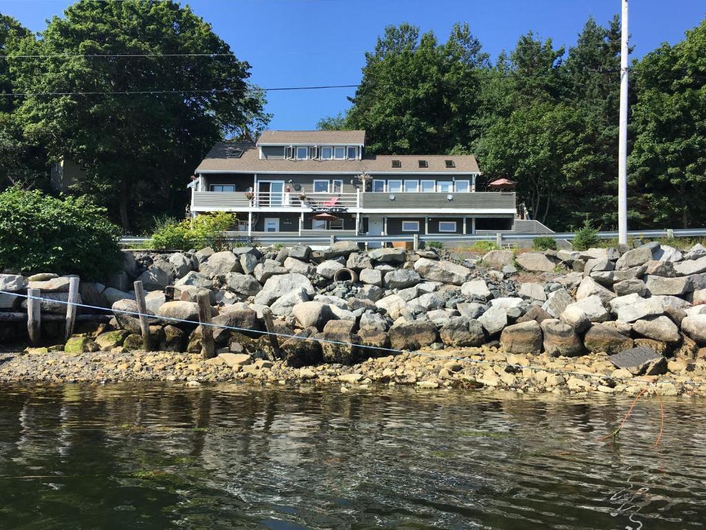 哈利法克斯望海住宿加早餐旅馆的水边有一堆岩石的房子