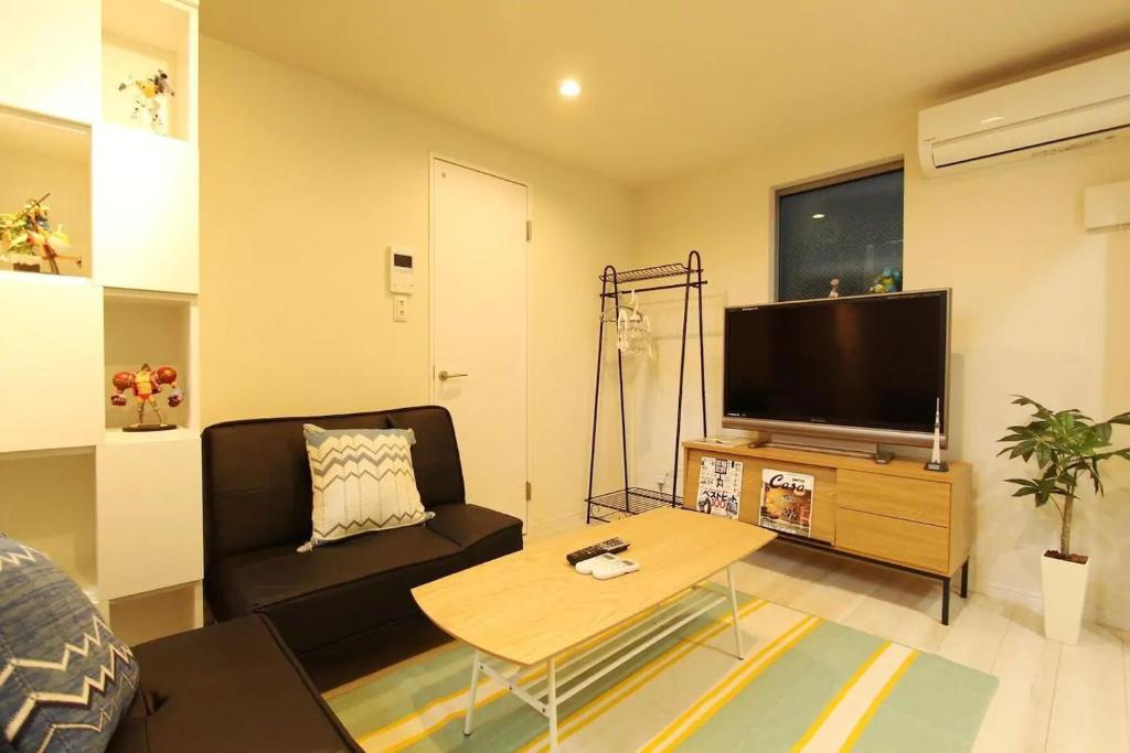东京Shibuya Anon #A102的带沙发和电视的客厅