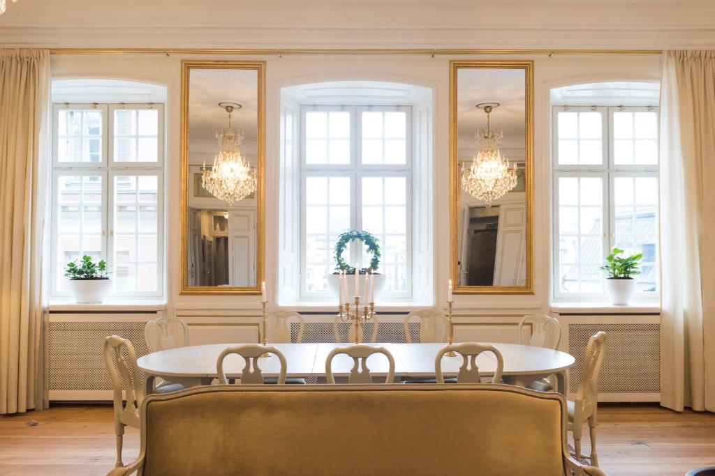 斯德哥尔摩空斯特拉德花园酒店的一间带桌椅和窗户的用餐室