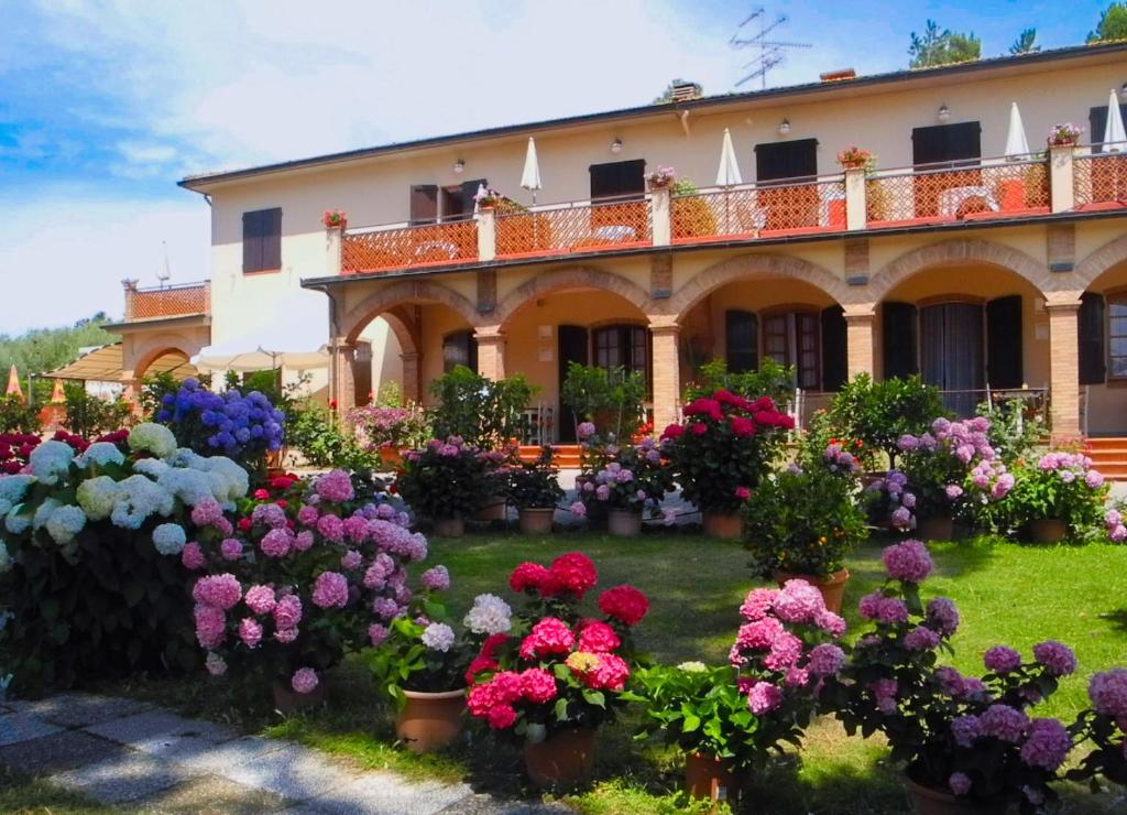 圣吉米纳诺勒那伊尔酒店的一座建筑前的鲜花花园