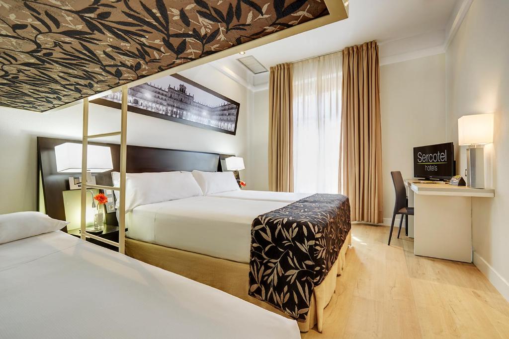 萨拉曼卡拉斯托雷斯斯考特而酒店的酒店客房配有两张床和一张书桌