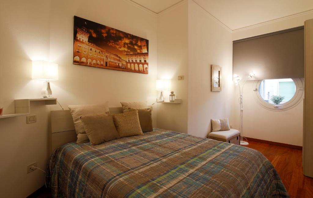 博洛尼亚Bologna Central Apartment的一间卧室设有一张大床和一个窗户。