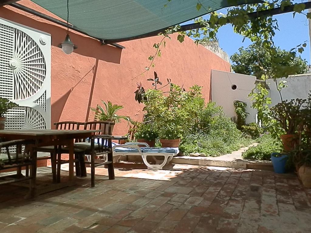 塔维拉Tavira Townhome with private Garden的一个带桌椅的庭院和一座建筑