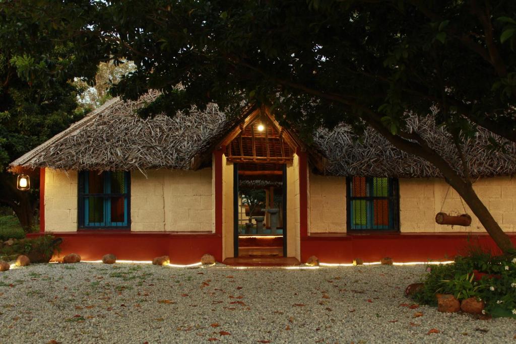 班加罗尔Malgudi Farms的茅草屋顶的小房子