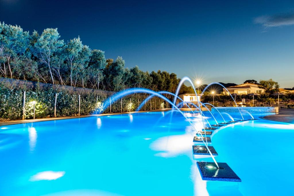 卡尔德杜Ville D'Ogliastra的夜间蓝色海水的大型游泳池