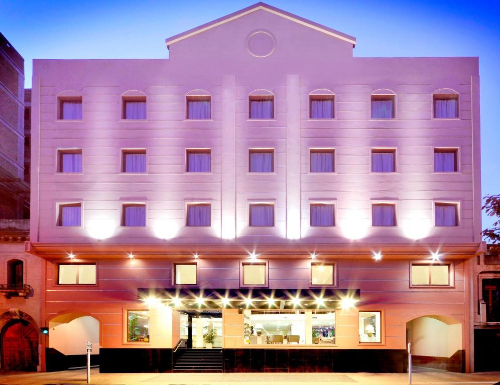 布兰卡港艾格洛斯酒店的前面有灯的白色大建筑