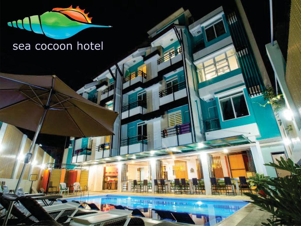 爱妮岛Sea Cocoon Hotel的大楼前设有游泳池的酒店